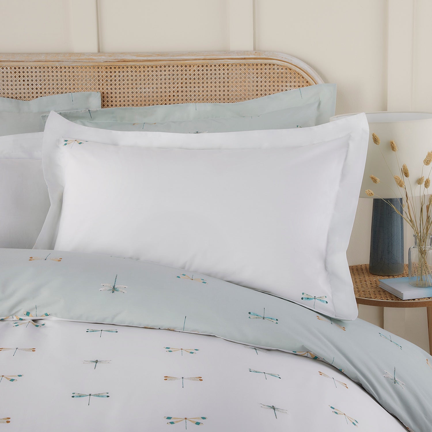 Dragonflies on top drk Grey Comforter