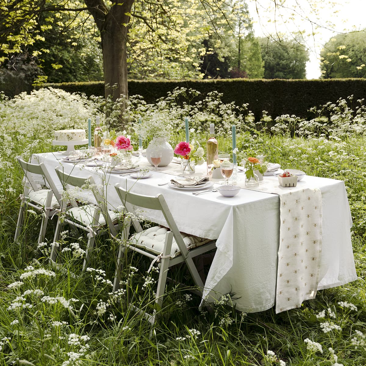 http://www.sophieallport.com/cdn/shop/products/sdj36-all36401-lin36300-ssp36-lin36810-bees-linen-table-setting-summer-2-lifestyle-high-res-square_b35ddbbd-d63a-4730-8a8b-6b32becb22f1.jpg?v=1686744673