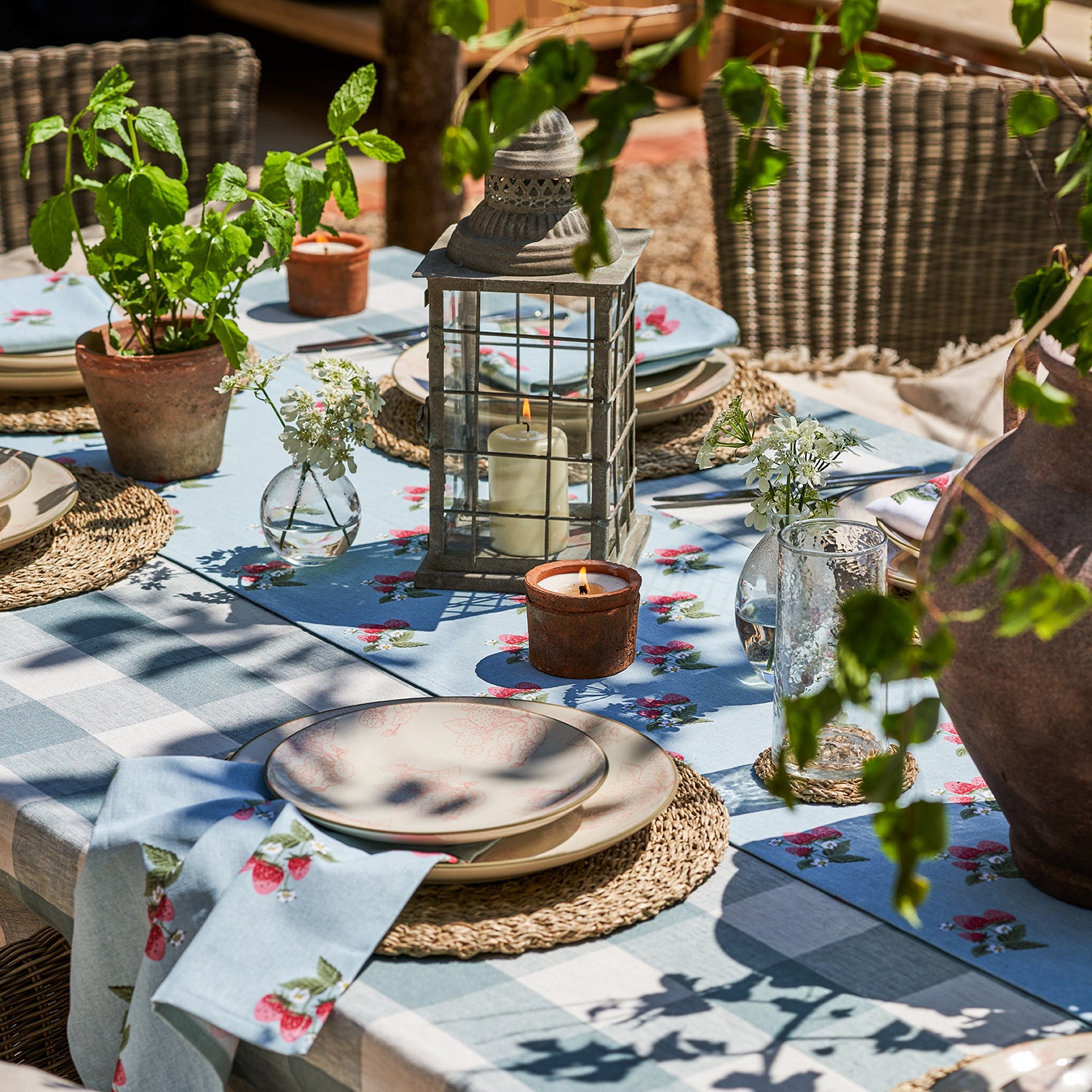 Strawberries Blue & White Napkins (Set of 4)