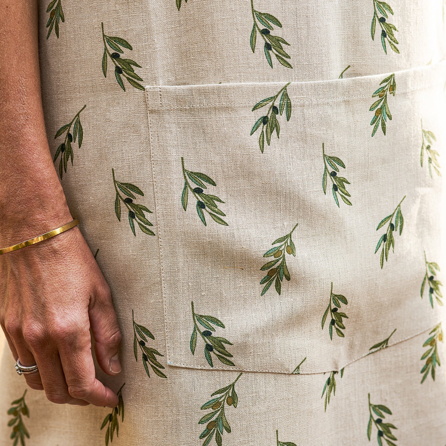 Linen adult apron with olive print by Sophie Allport detail