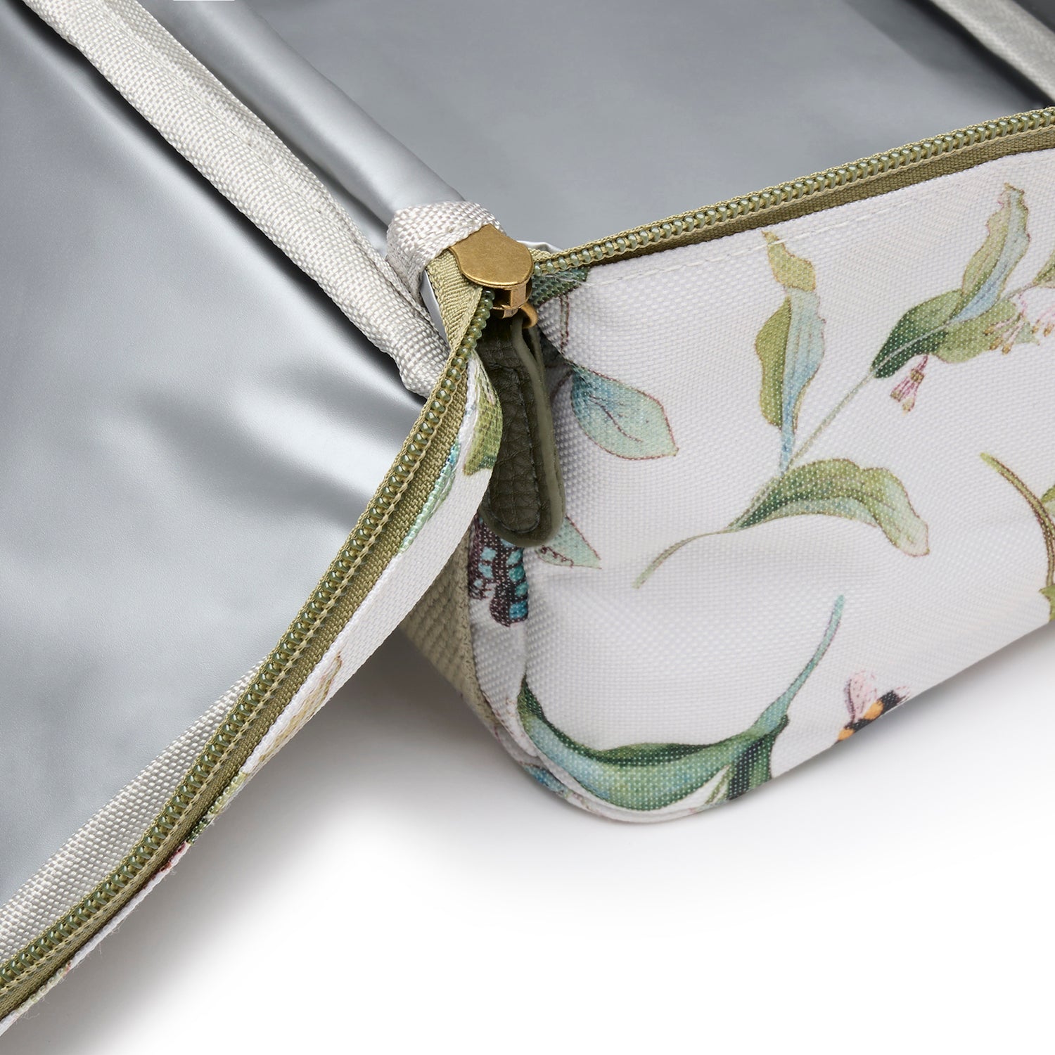 White lunch bag with floral print by Sophie Allport zip detail